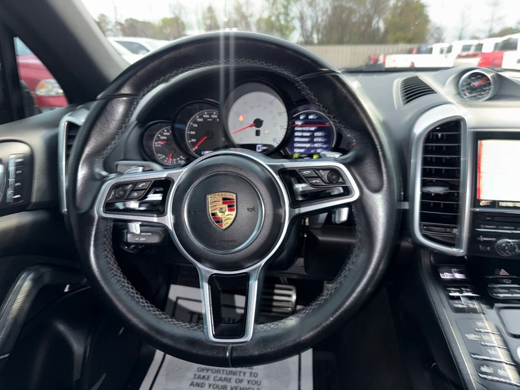 Porsche Cayenne Vehicle Full-screen Gallery Image 22