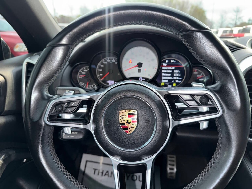 Porsche Cayenne Vehicle Full-screen Gallery Image 23