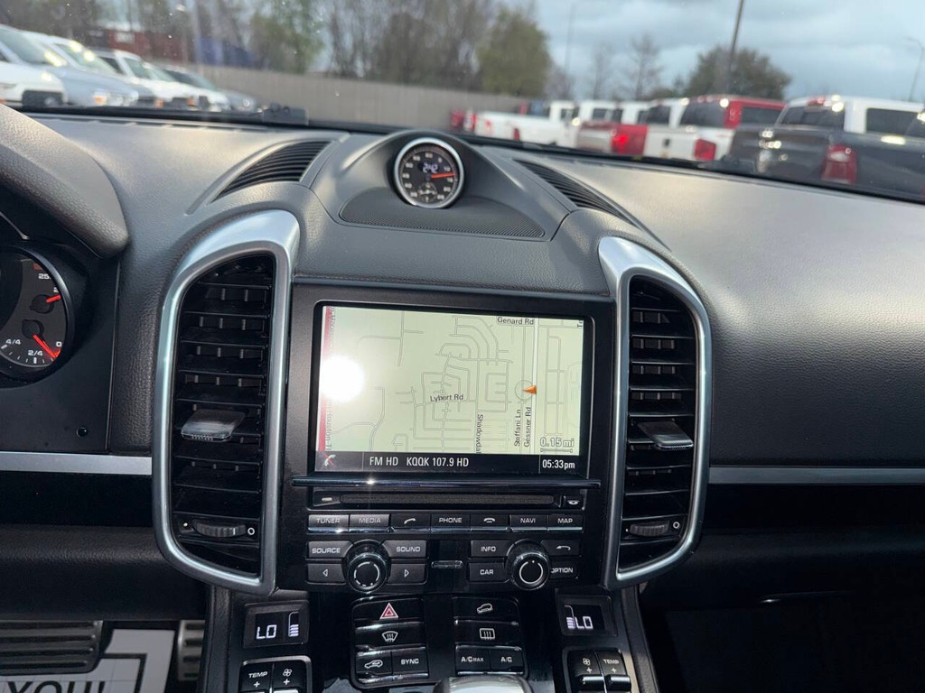 Porsche Cayenne Vehicle Full-screen Gallery Image 24