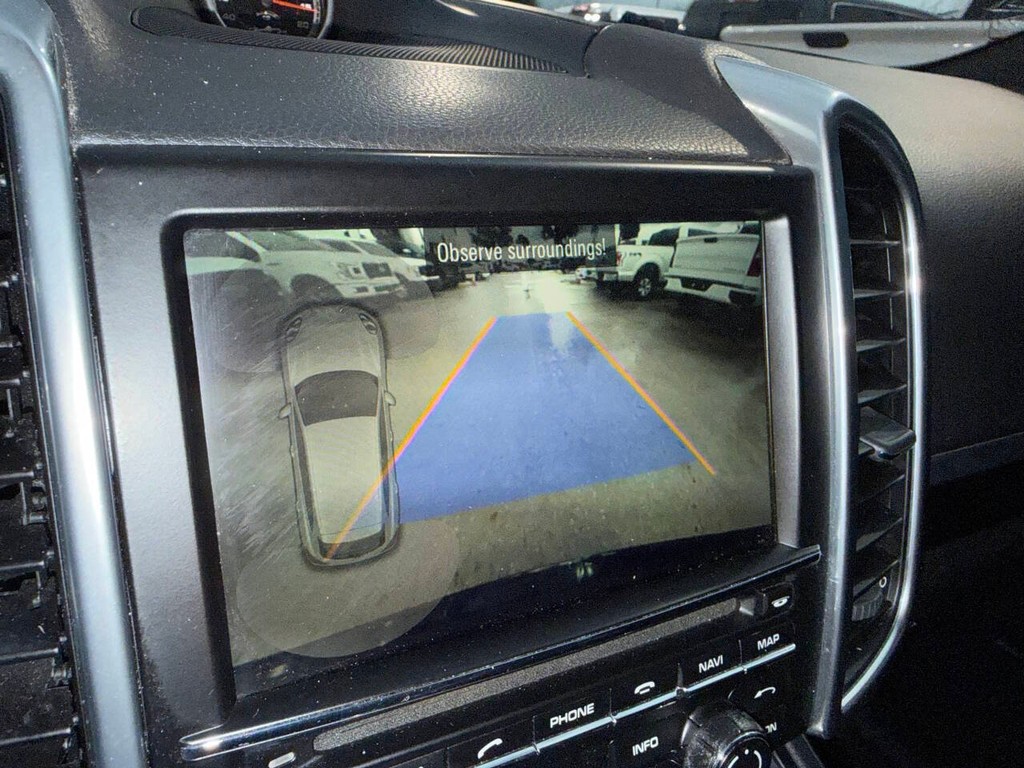 Porsche Cayenne Vehicle Full-screen Gallery Image 26