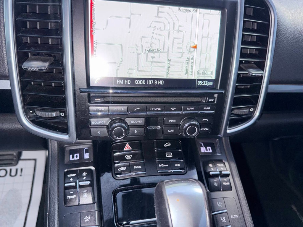 Porsche Cayenne Vehicle Full-screen Gallery Image 27