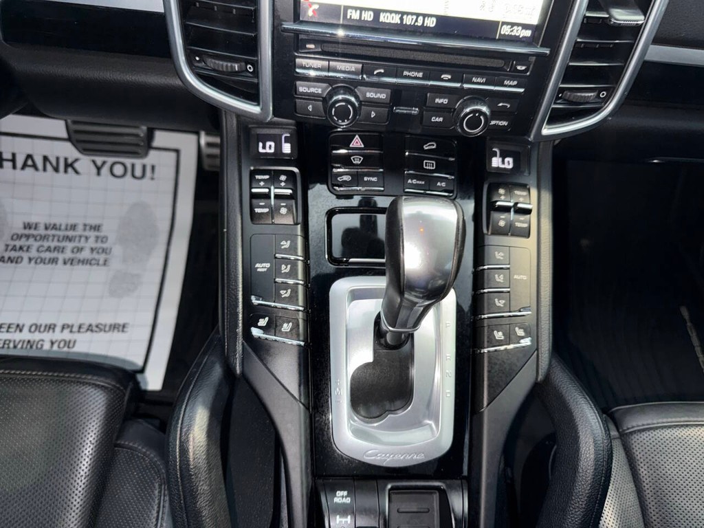 Porsche Cayenne Vehicle Full-screen Gallery Image 28