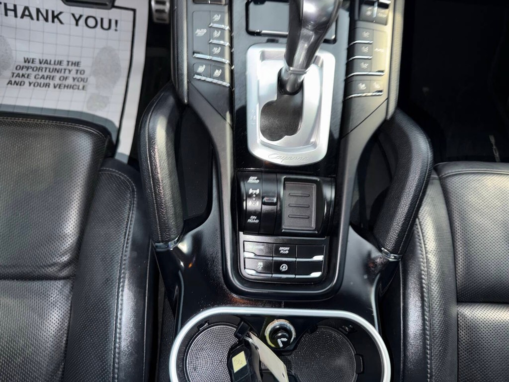 Porsche Cayenne Vehicle Full-screen Gallery Image 29