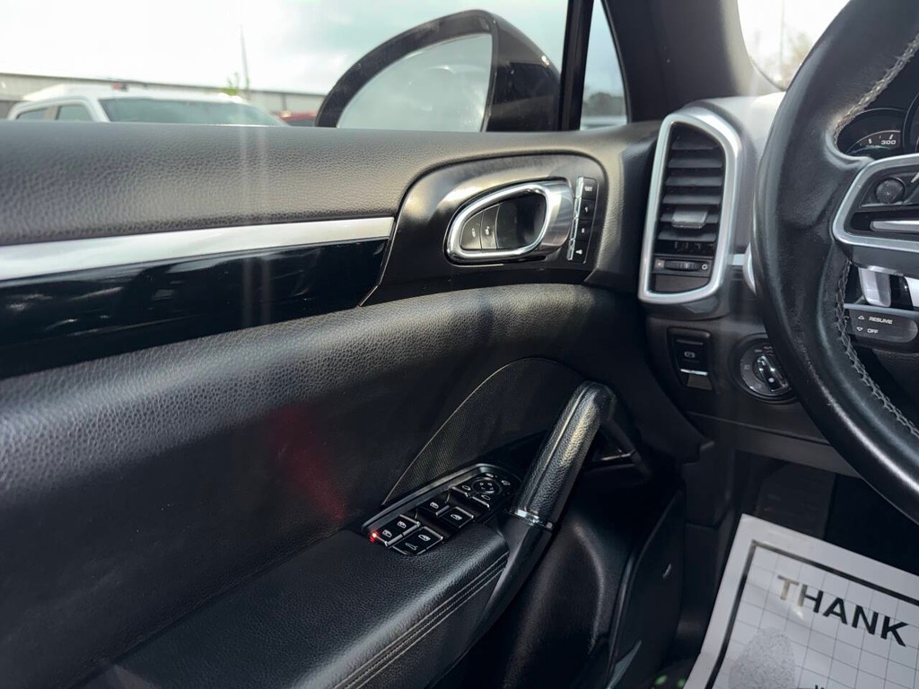 Porsche Cayenne Vehicle Full-screen Gallery Image 30