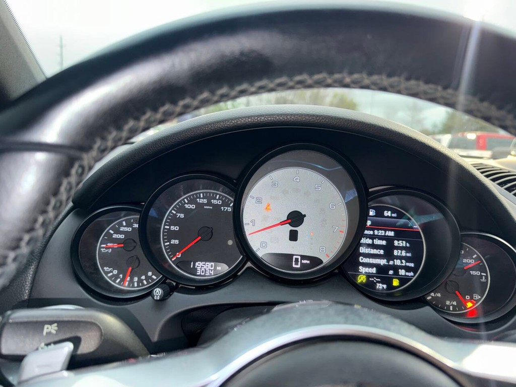 Porsche Cayenne Vehicle Full-screen Gallery Image 33