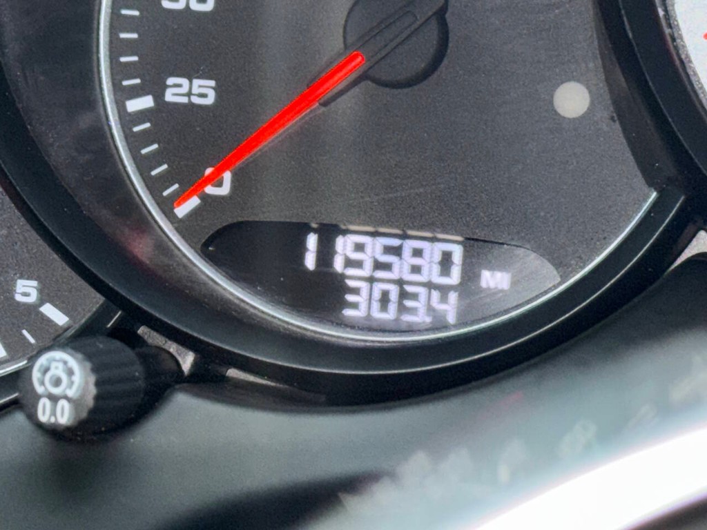 Porsche Cayenne Vehicle Full-screen Gallery Image 34