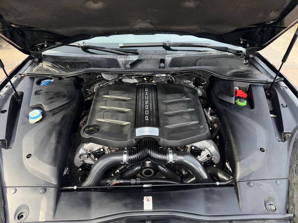 Porsche Cayenne Vehicle Full-screen Gallery Image 36