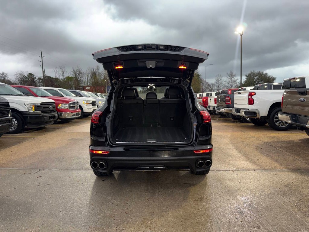 Porsche Cayenne Vehicle Full-screen Gallery Image 38