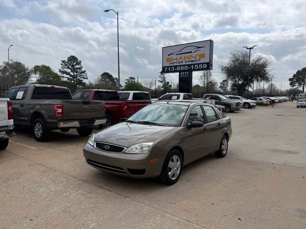 Ford Focus Sedan Vehicle Full-screen Gallery Image 03