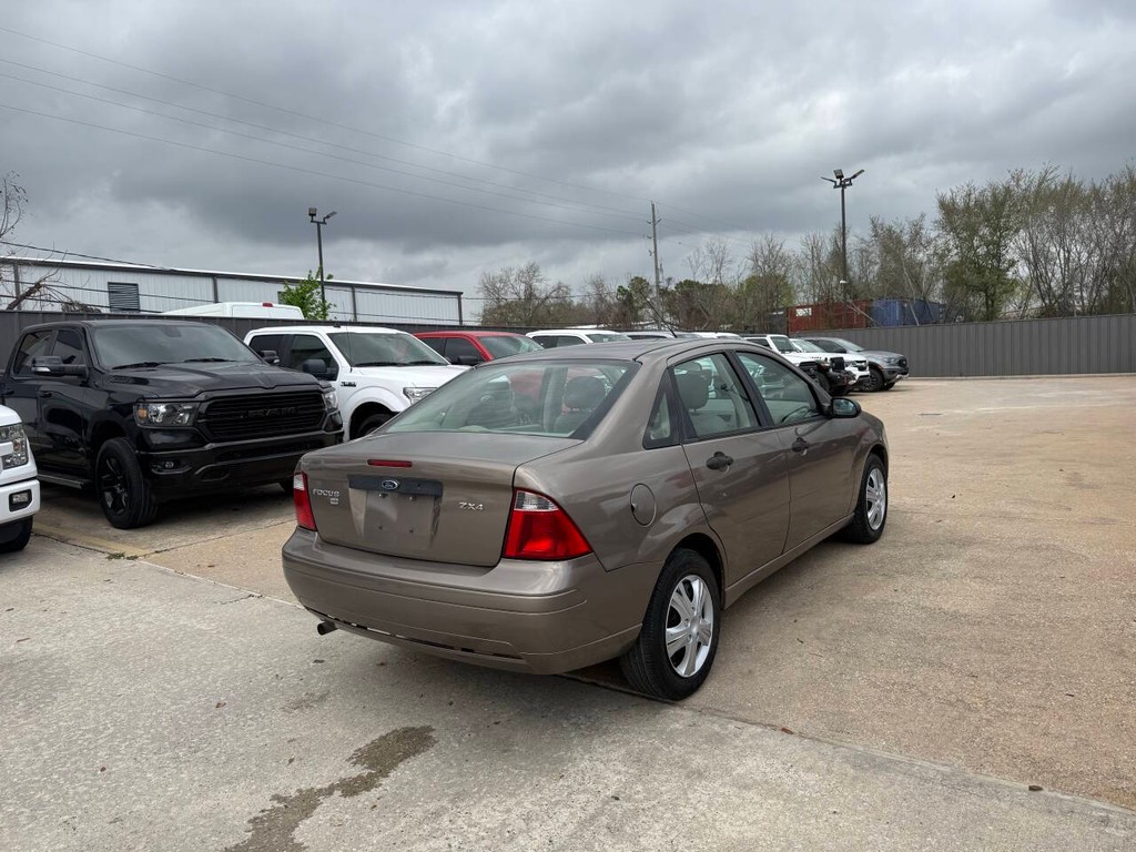 Ford Focus Sedan Vehicle Full-screen Gallery Image 05