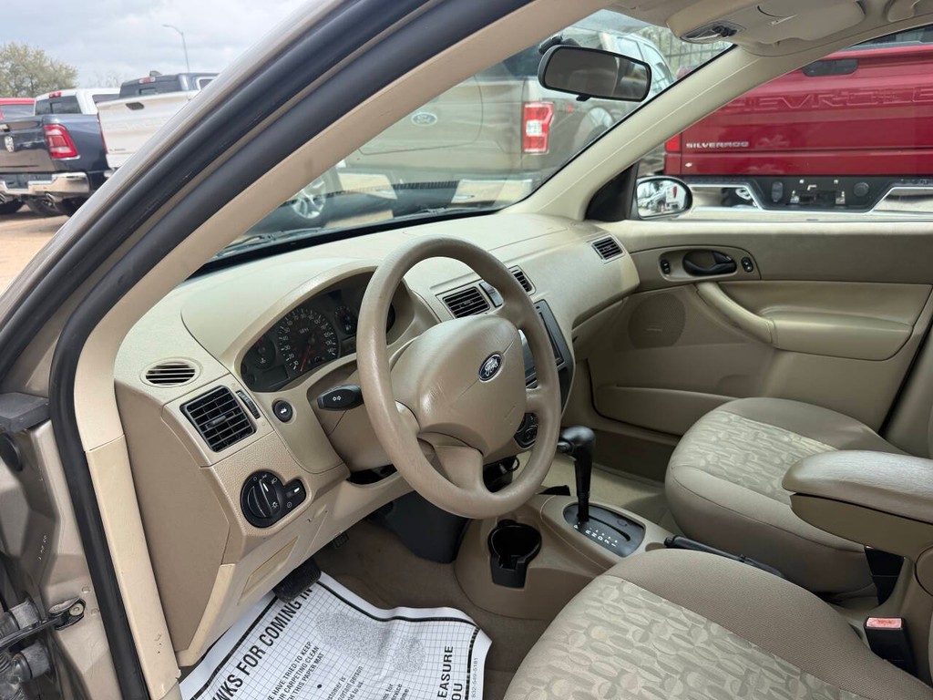 Ford Focus Sedan Vehicle Full-screen Gallery Image 06