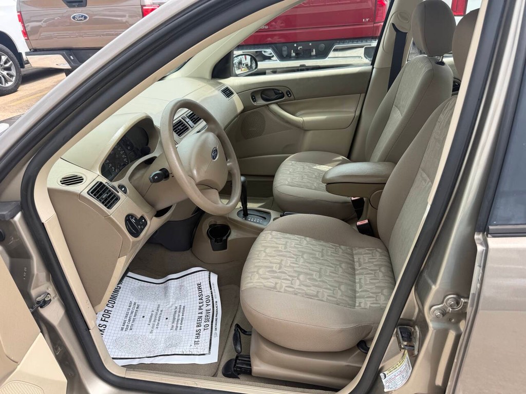 Ford Focus Sedan Vehicle Full-screen Gallery Image 07