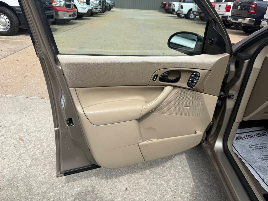 Ford Focus Sedan Vehicle Full-screen Gallery Image 08