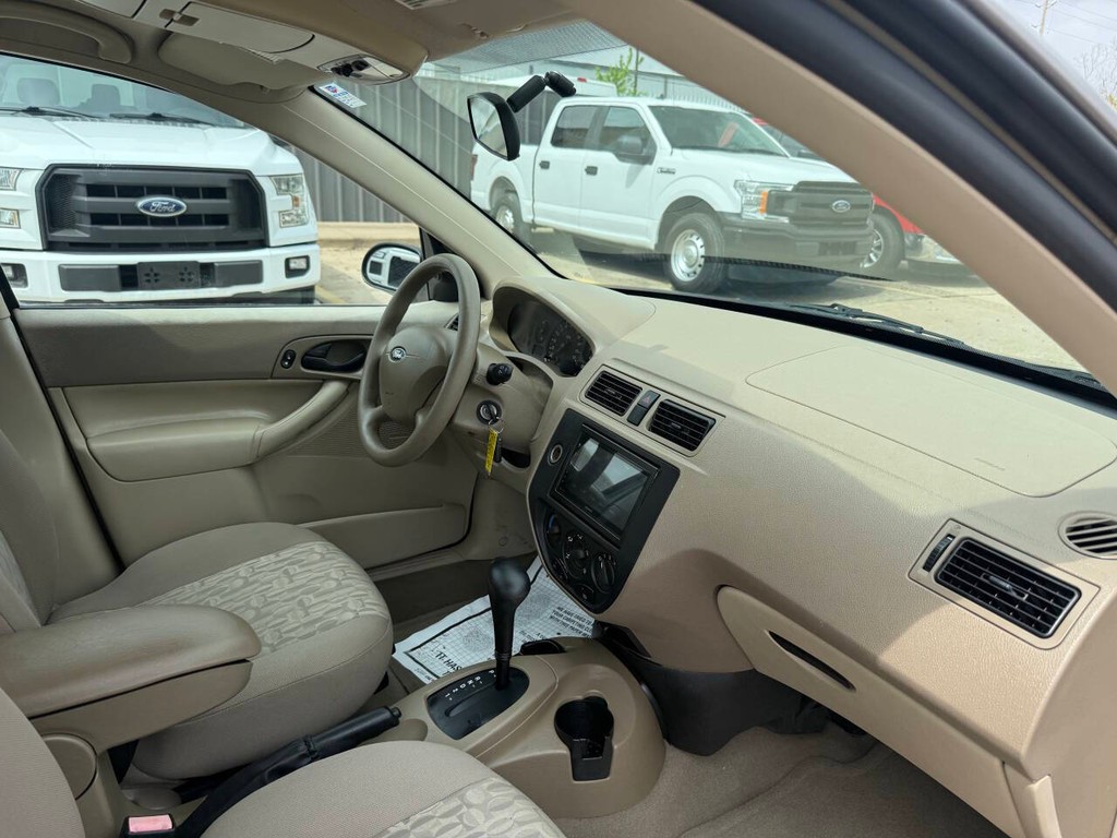 Ford Focus Sedan Vehicle Full-screen Gallery Image 09