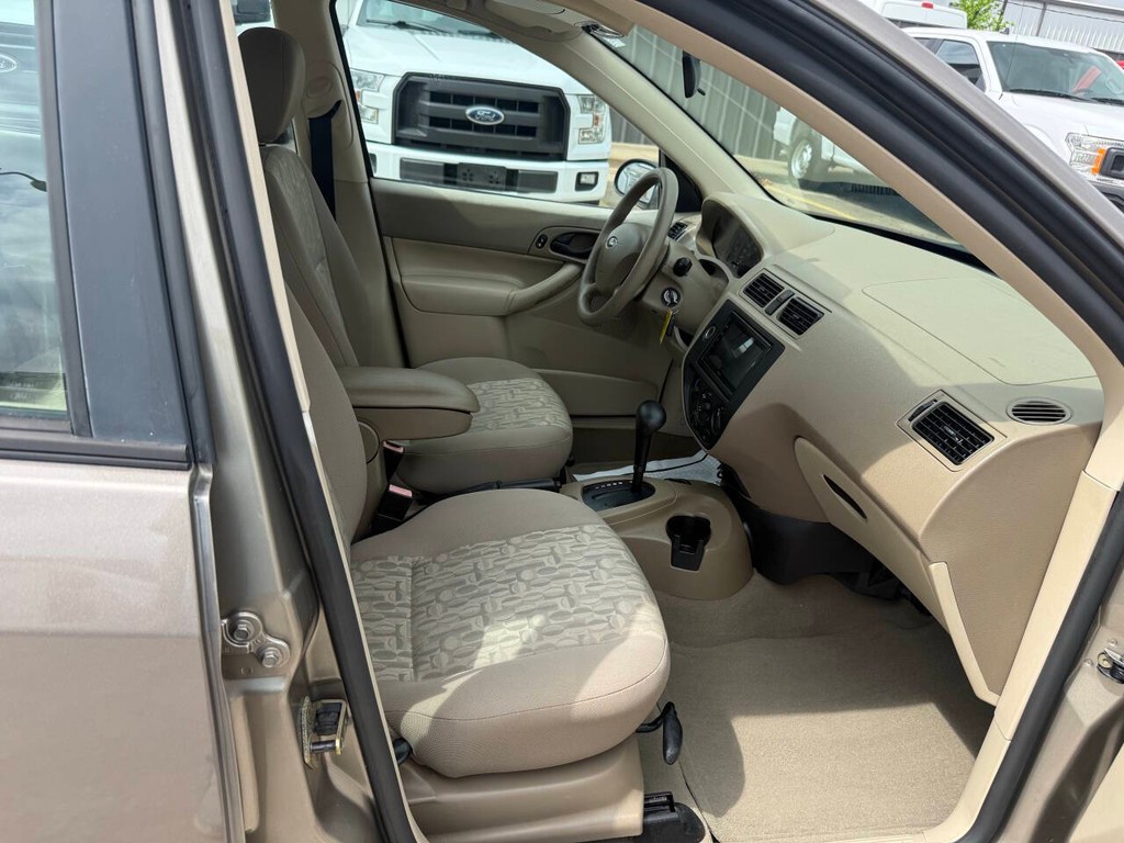 Ford Focus Sedan Vehicle Full-screen Gallery Image 10