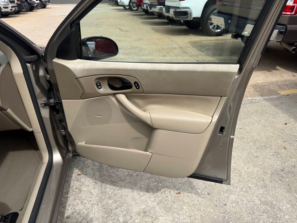 Ford Focus Sedan Vehicle Full-screen Gallery Image 11