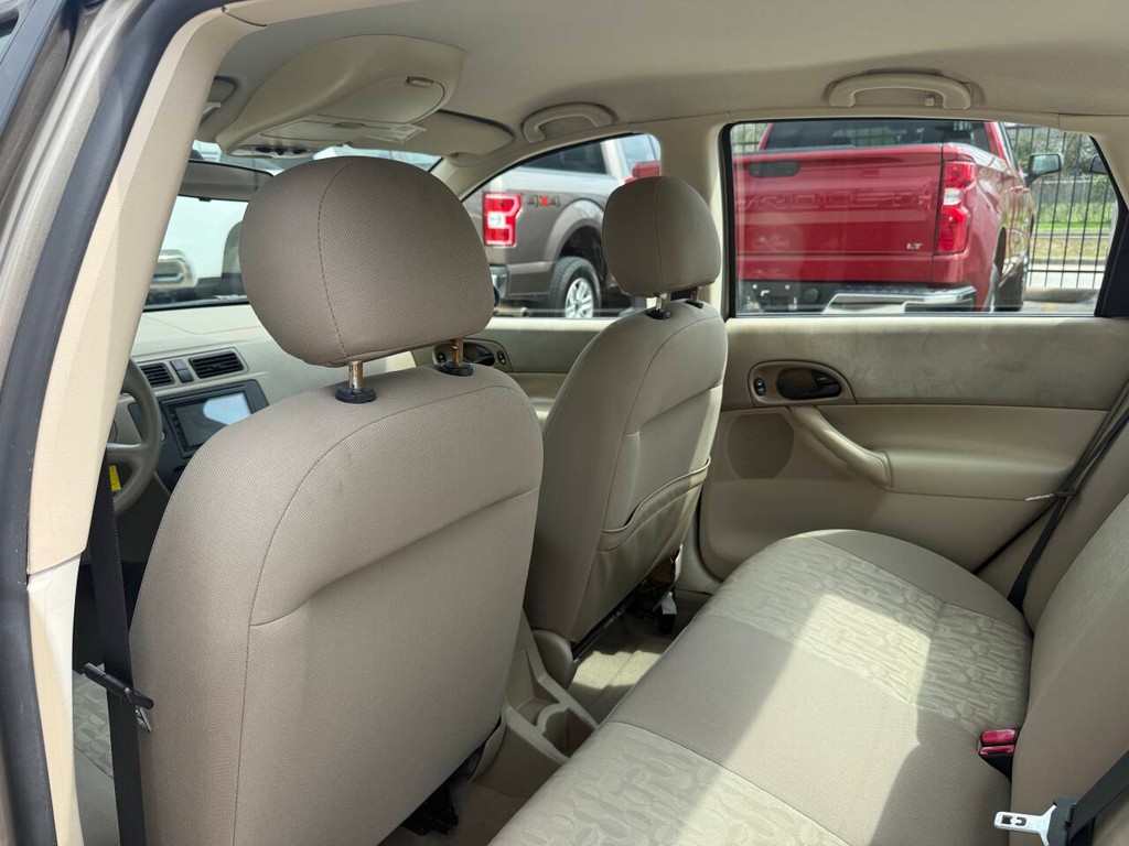 Ford Focus Sedan Vehicle Full-screen Gallery Image 12