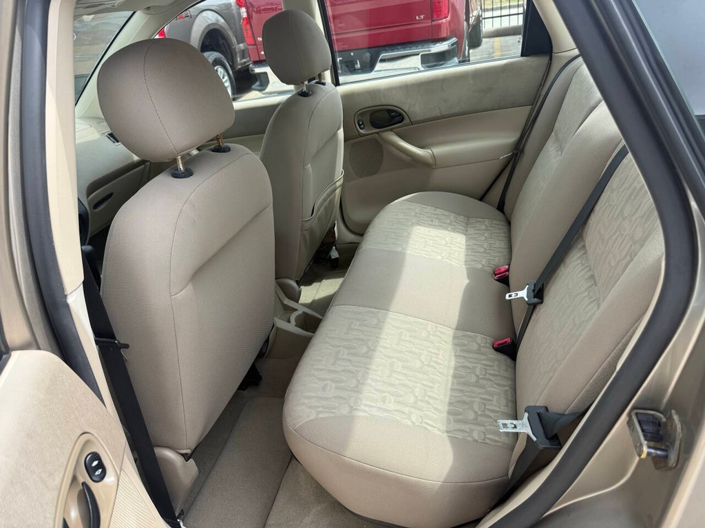 Ford Focus Sedan Vehicle Full-screen Gallery Image 13