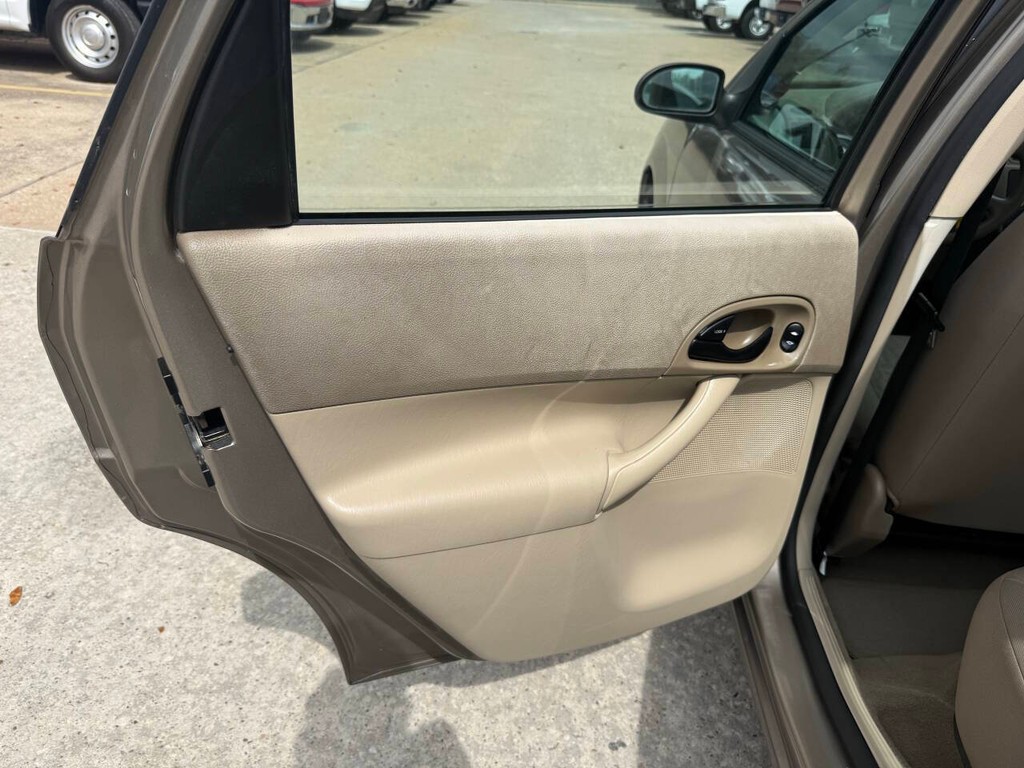 Ford Focus Sedan Vehicle Full-screen Gallery Image 14