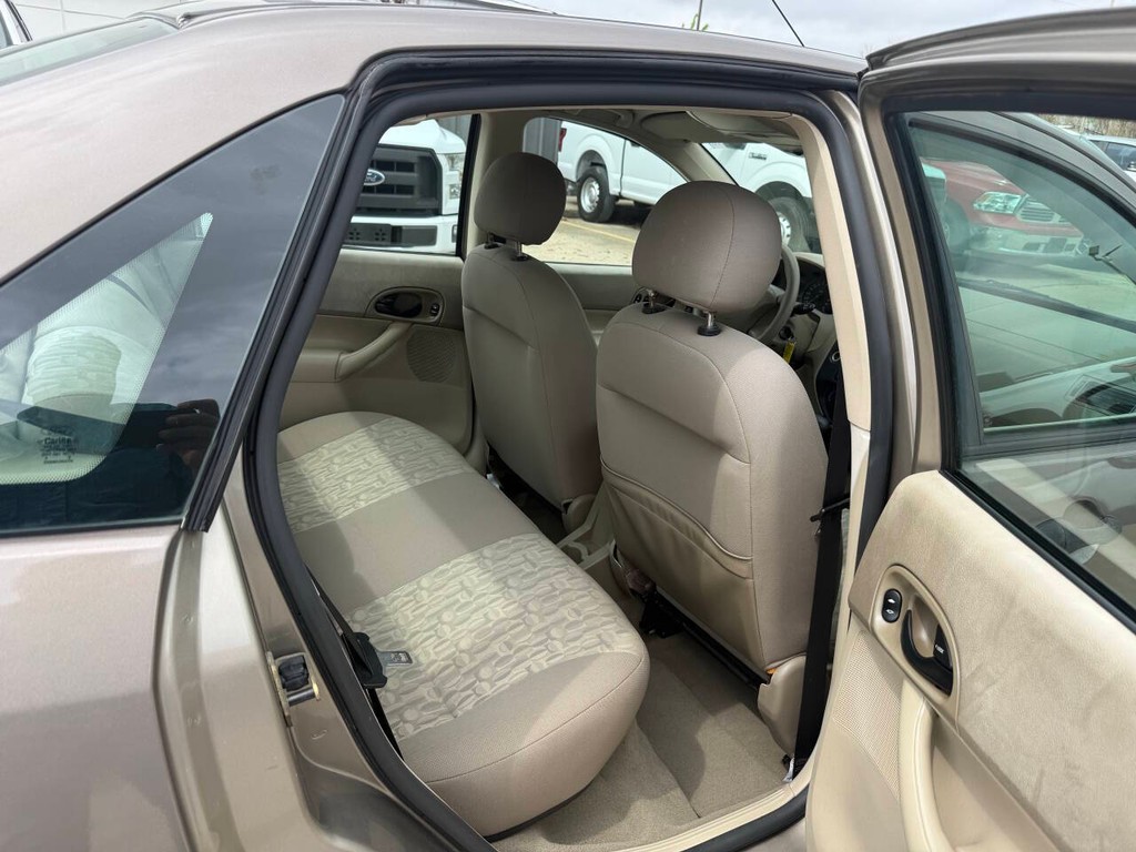 Ford Focus Sedan Vehicle Full-screen Gallery Image 15