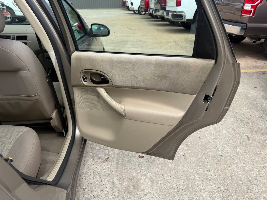 Ford Focus Sedan Vehicle Full-screen Gallery Image 16