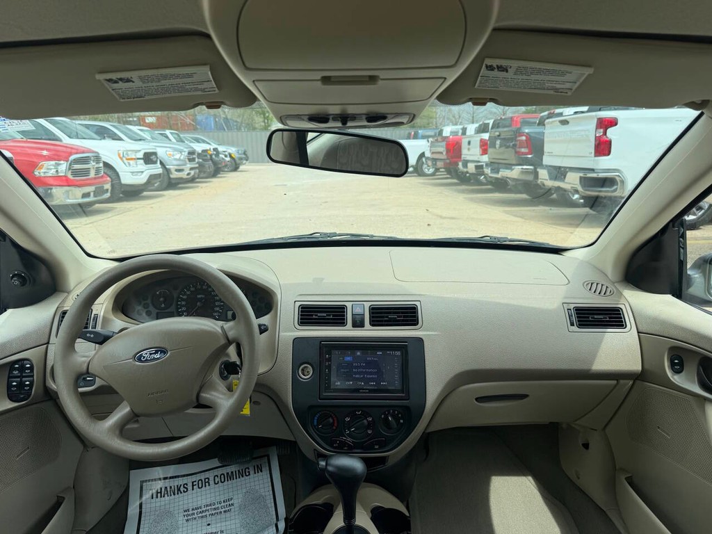 Ford Focus Sedan Vehicle Full-screen Gallery Image 17