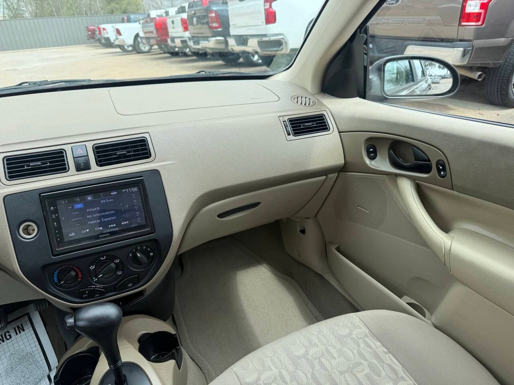 Ford Focus Sedan Vehicle Full-screen Gallery Image 20