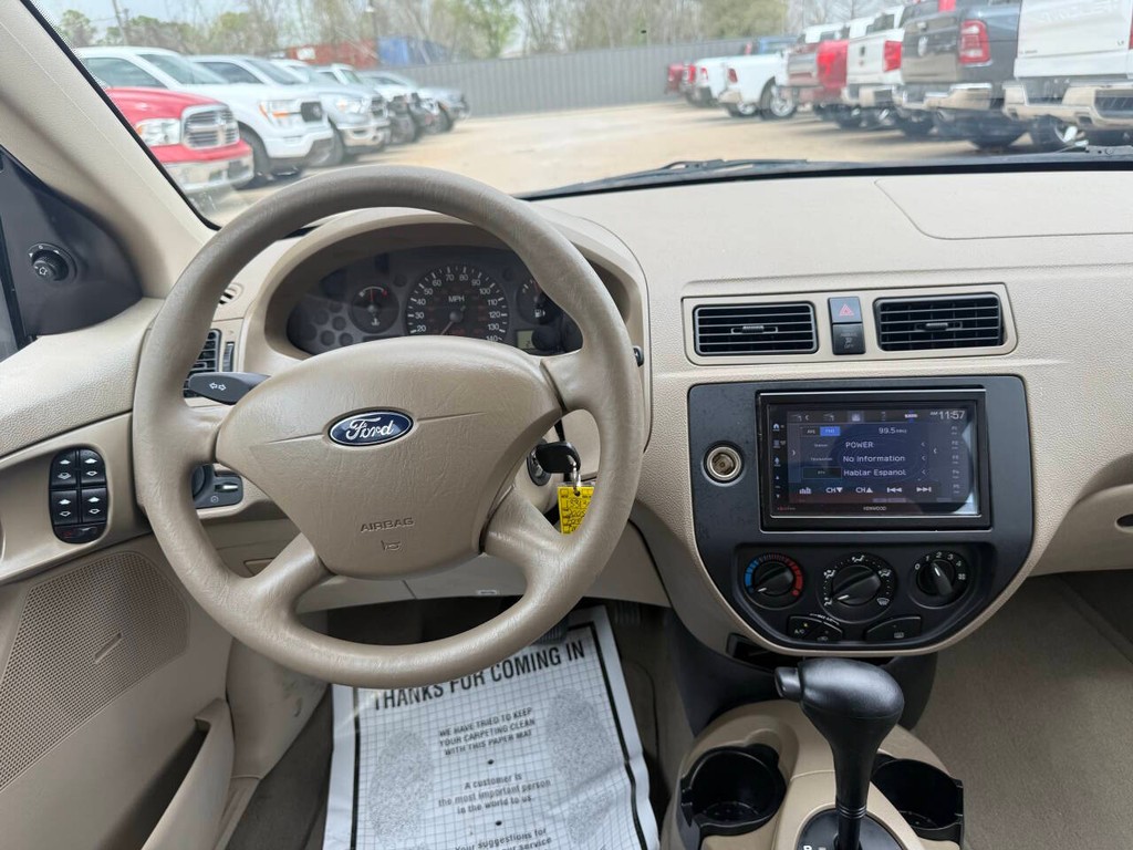 Ford Focus Sedan Vehicle Full-screen Gallery Image 21