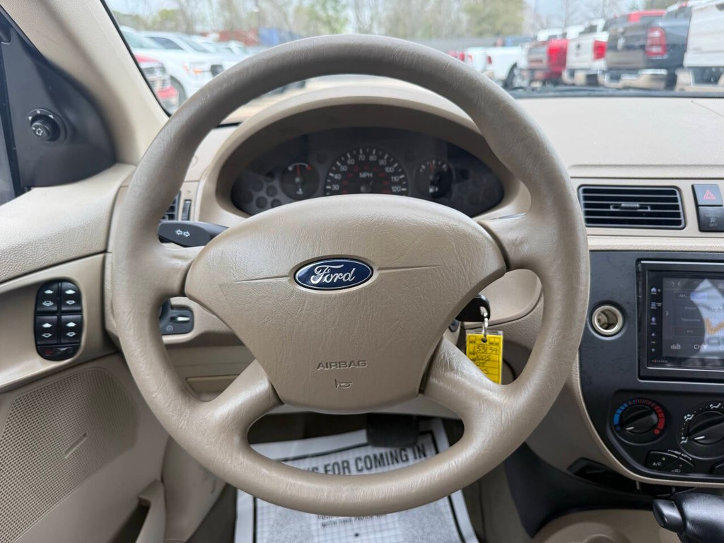 Ford Focus Sedan Vehicle Full-screen Gallery Image 22