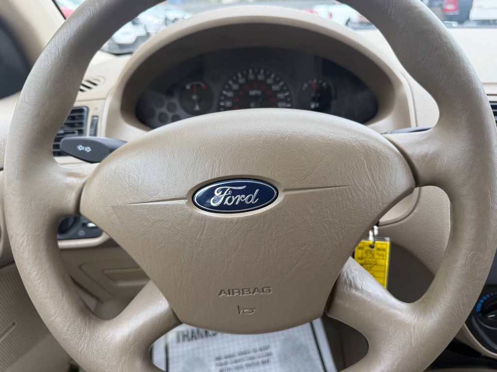 Ford Focus Sedan Vehicle Full-screen Gallery Image 23