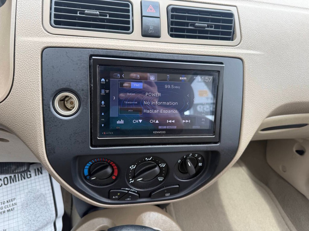 Ford Focus Sedan Vehicle Full-screen Gallery Image 24