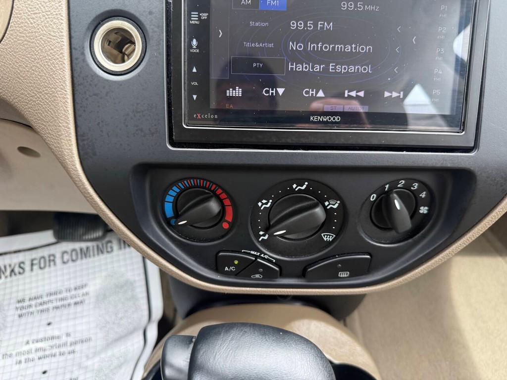 Ford Focus Sedan Vehicle Full-screen Gallery Image 26