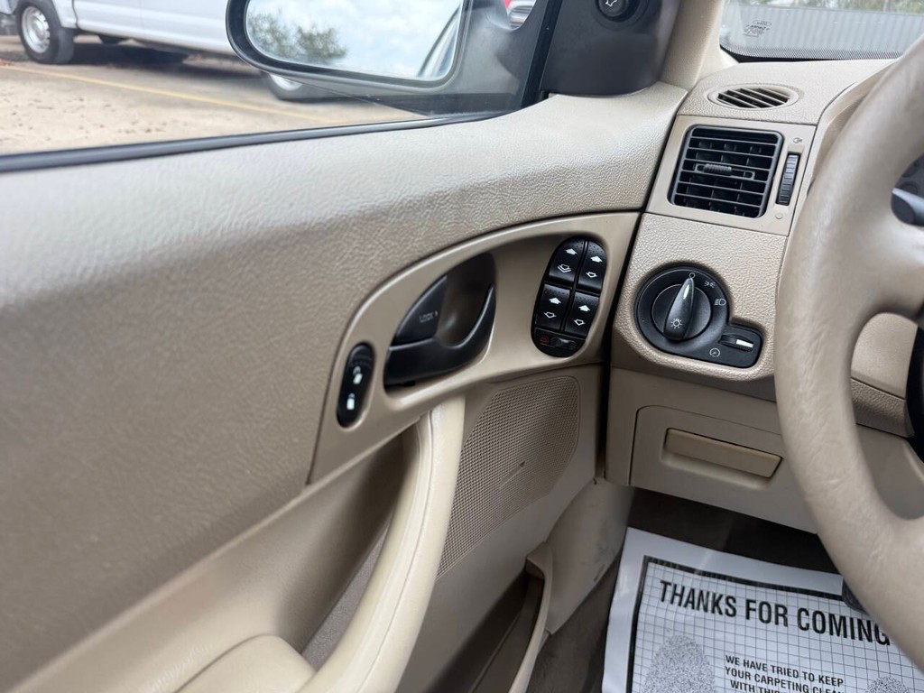 Ford Focus Sedan Vehicle Full-screen Gallery Image 28