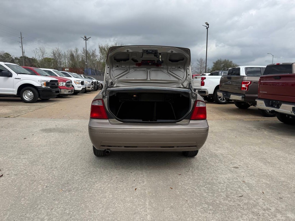 Ford Focus Sedan Vehicle Full-screen Gallery Image 34