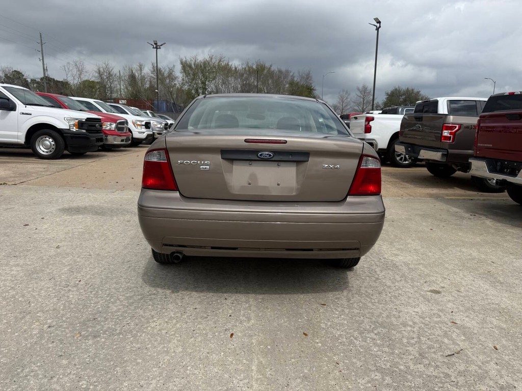 Ford Focus Sedan Vehicle Full-screen Gallery Image 35