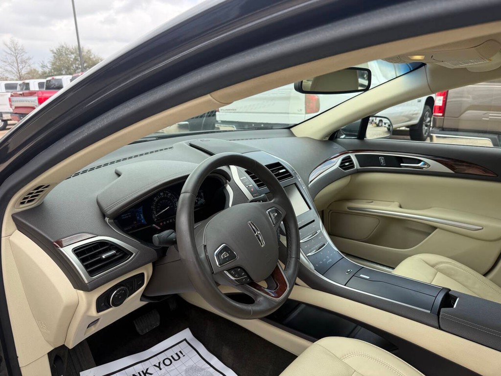 Lincoln MKZ Vehicle Full-screen Gallery Image 06