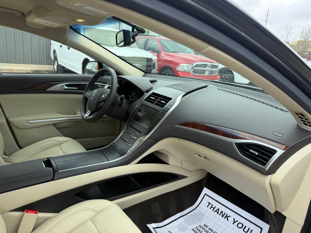 Lincoln MKZ Vehicle Full-screen Gallery Image 09