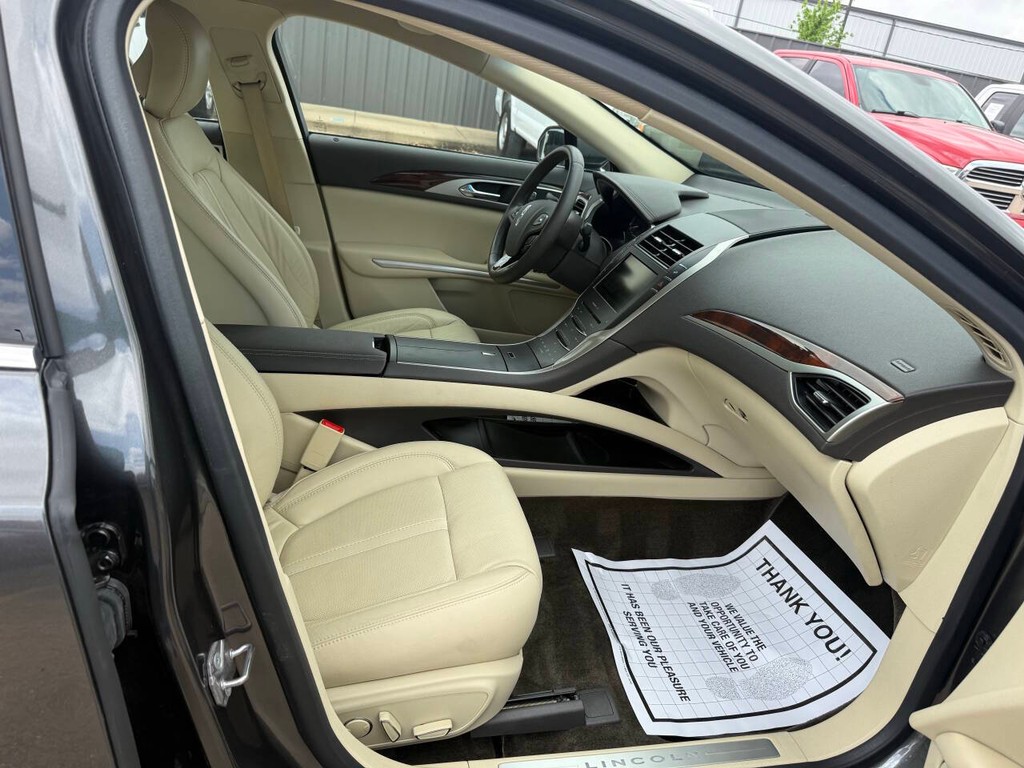 Lincoln MKZ Vehicle Full-screen Gallery Image 10