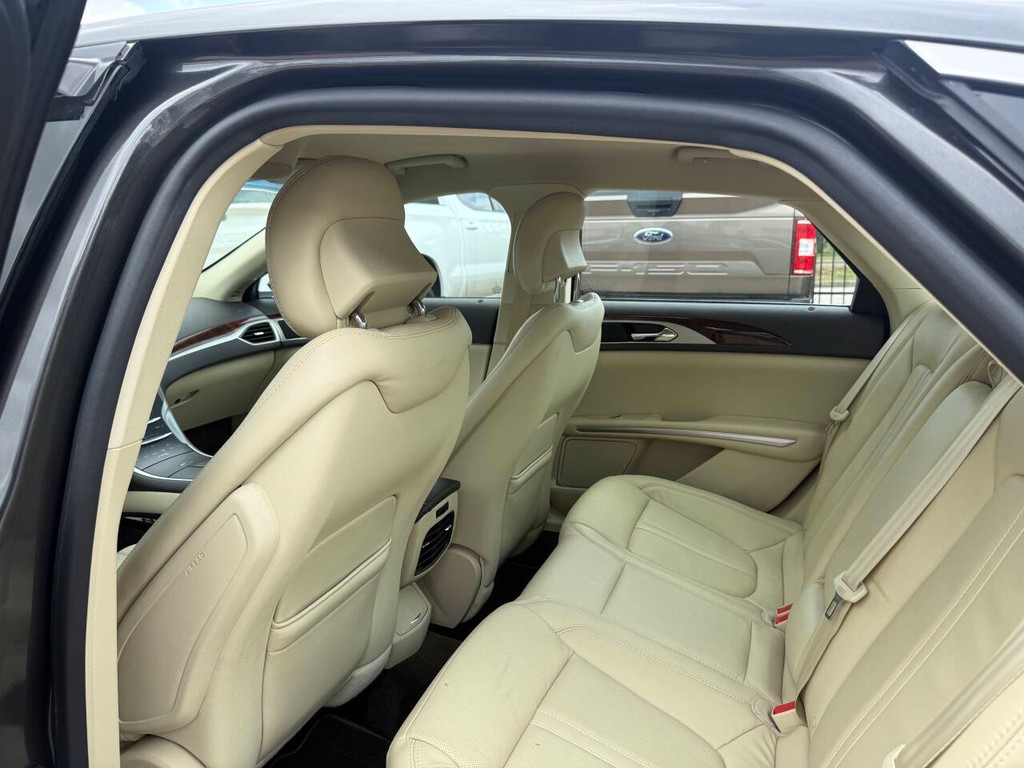 Lincoln MKZ Vehicle Full-screen Gallery Image 12