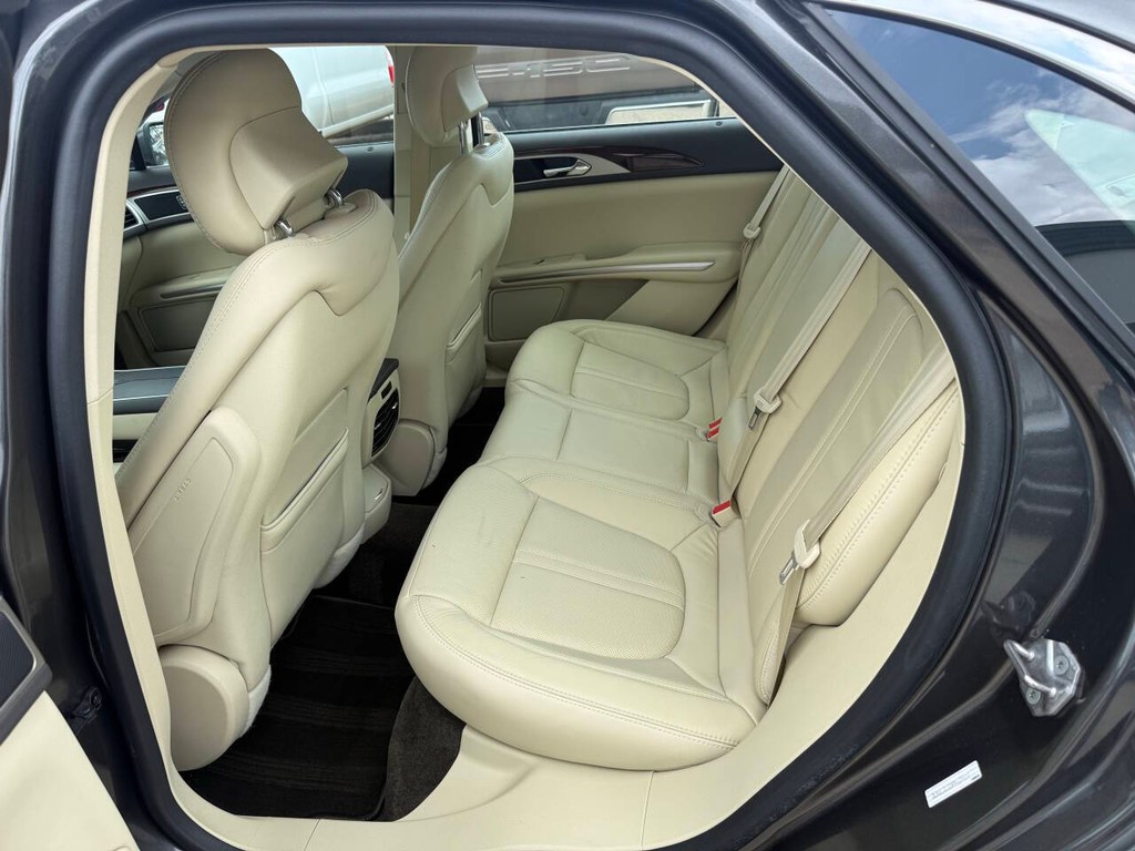 Lincoln MKZ Vehicle Full-screen Gallery Image 13