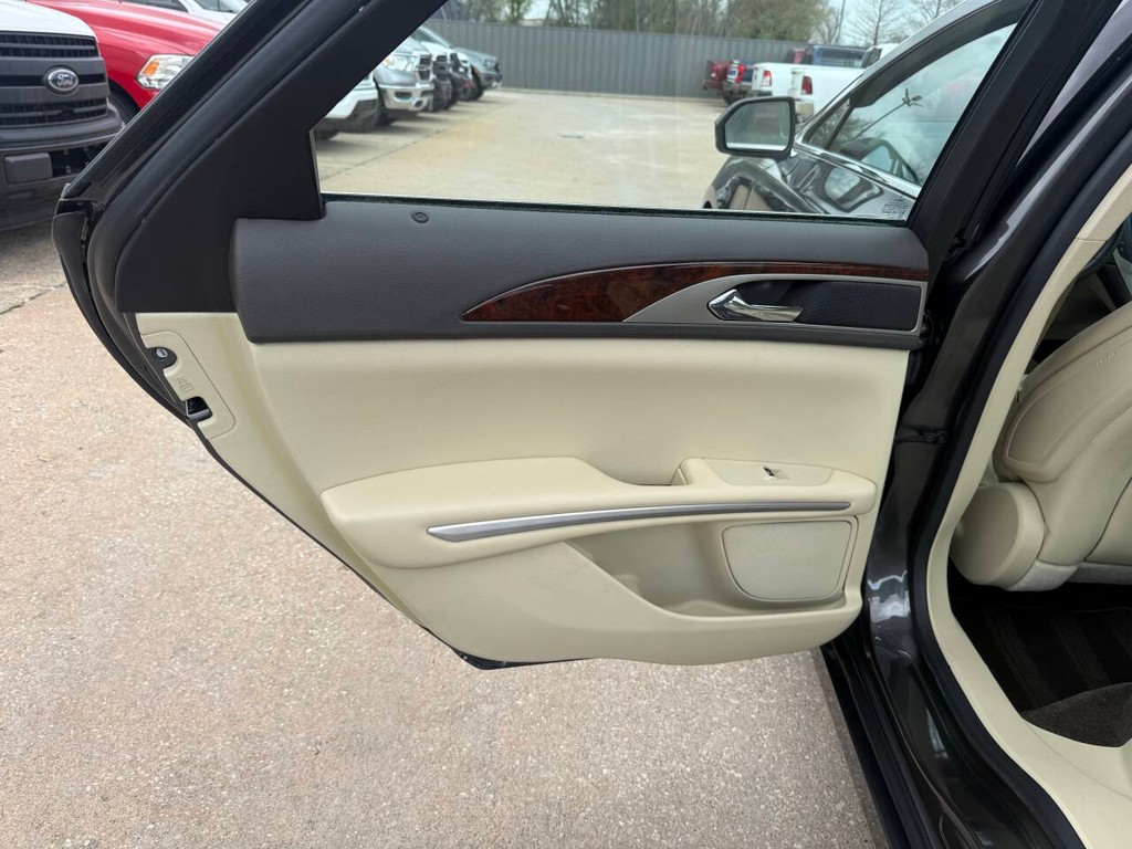 Lincoln MKZ Vehicle Full-screen Gallery Image 14