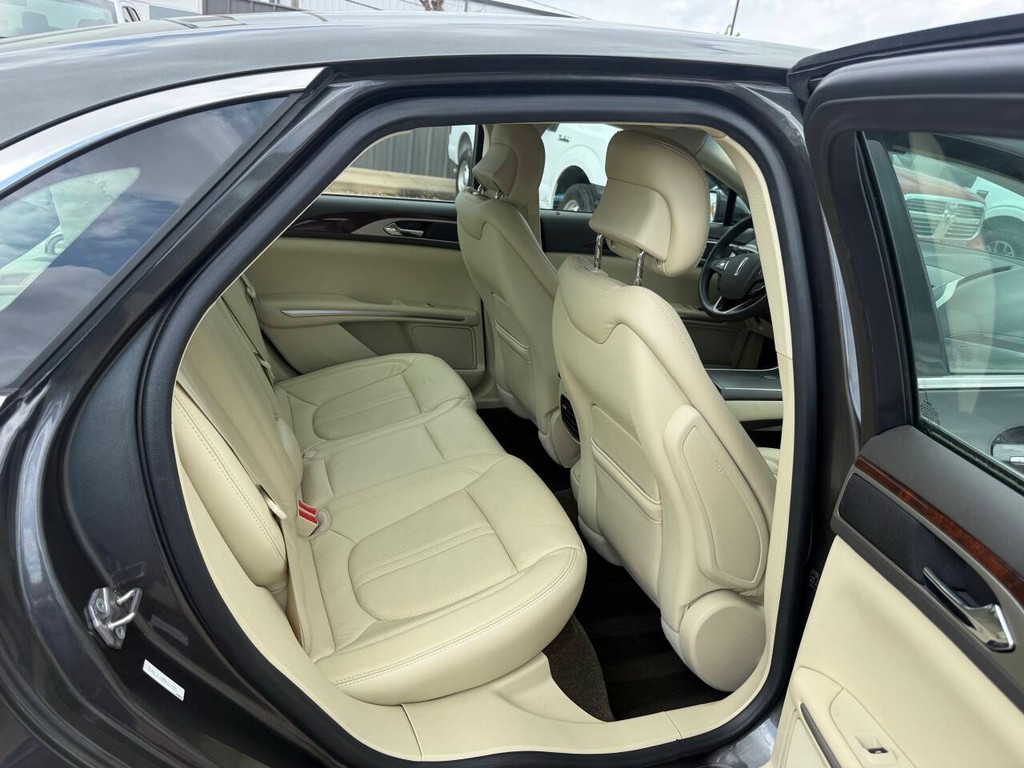 Lincoln MKZ Vehicle Full-screen Gallery Image 15