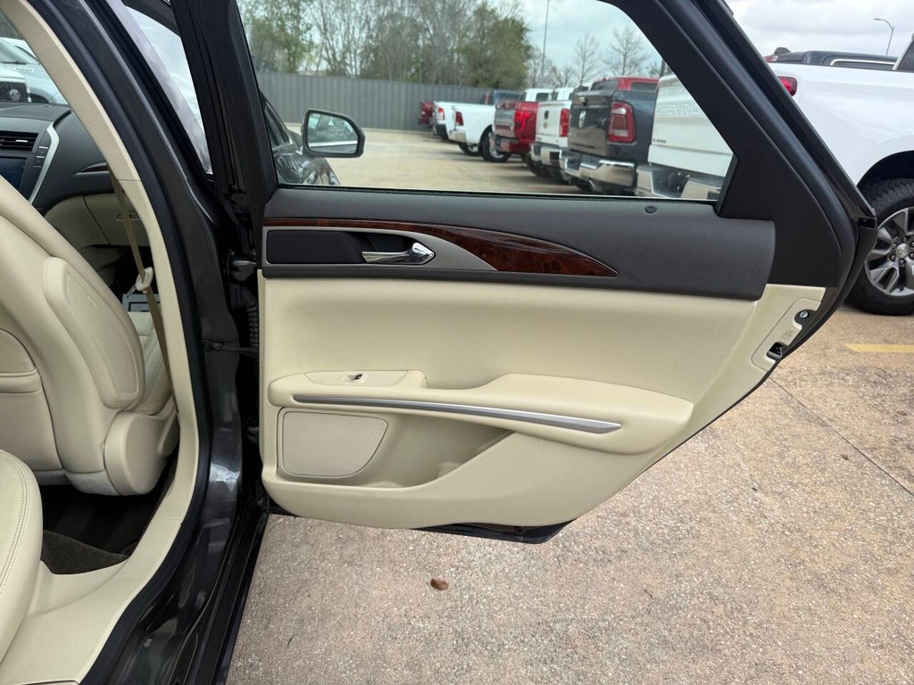 Lincoln MKZ Vehicle Full-screen Gallery Image 16