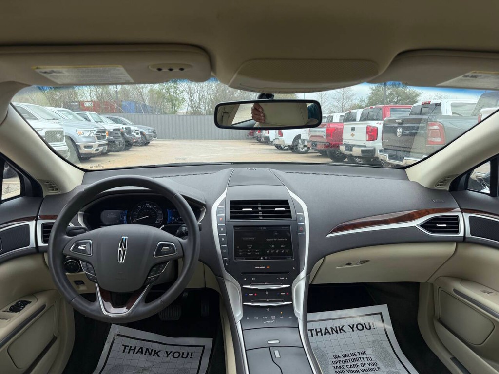 Lincoln MKZ Vehicle Full-screen Gallery Image 17