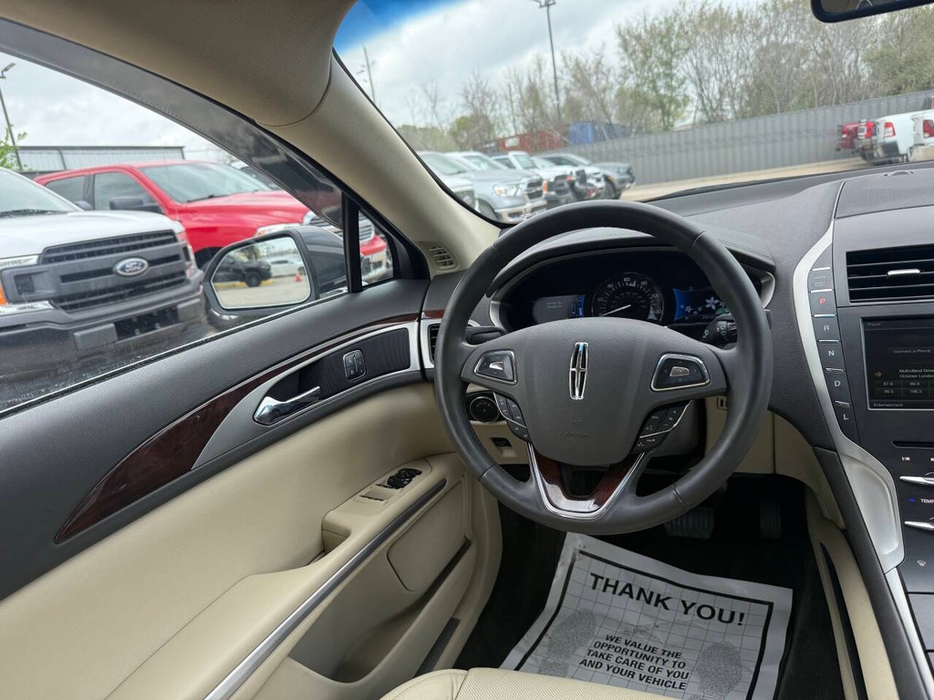 Lincoln MKZ Vehicle Full-screen Gallery Image 19