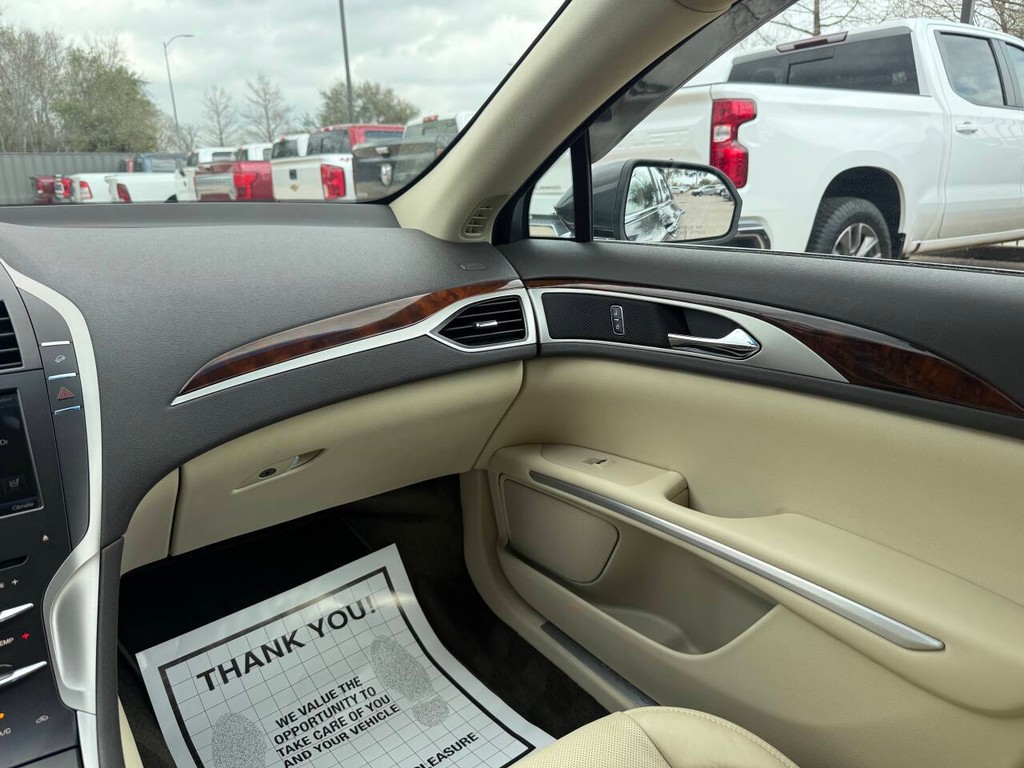 Lincoln MKZ Vehicle Full-screen Gallery Image 20