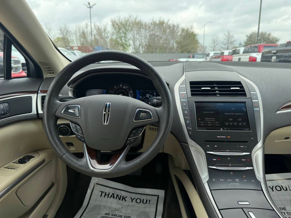 Lincoln MKZ Vehicle Full-screen Gallery Image 21