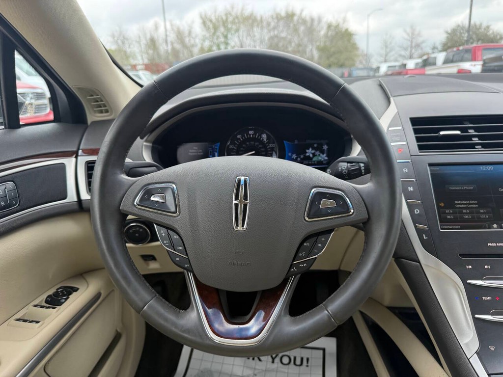 Lincoln MKZ Vehicle Full-screen Gallery Image 22