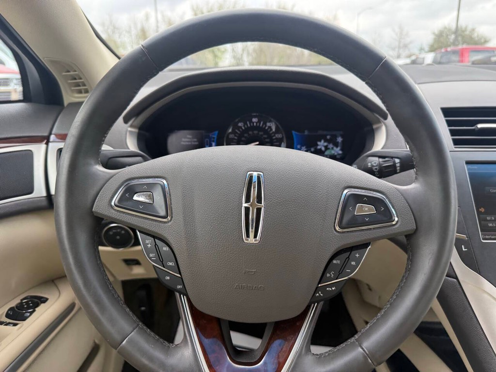 Lincoln MKZ Vehicle Full-screen Gallery Image 23