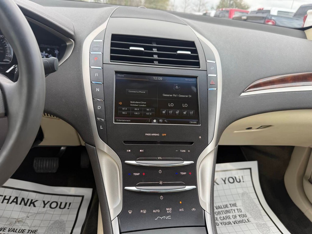 Lincoln MKZ Vehicle Full-screen Gallery Image 24